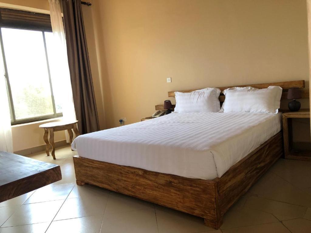 Meley Impala Hotel Munyonyo Bagian luar foto