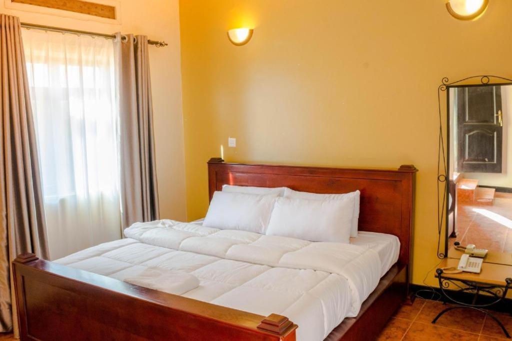 Meley Impala Hotel Munyonyo Bagian luar foto
