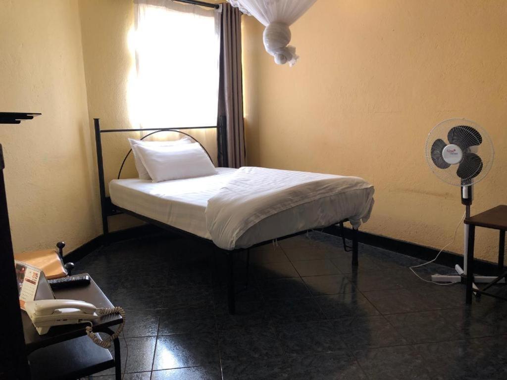 Meley Impala Hotel Munyonyo Bagian luar foto